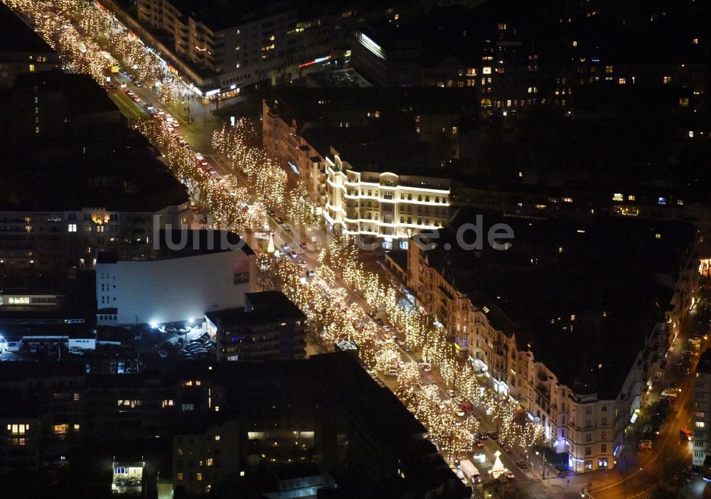 Nachtluftbild Berlin - Nachtluftbild Straßenführung der bekannten Flaniermeile und Einkaufsstraße Kurfürstendamm mit beleuchteten Bäumen im Bezirk Charlottenburg-Wilmersdorf in Berlin