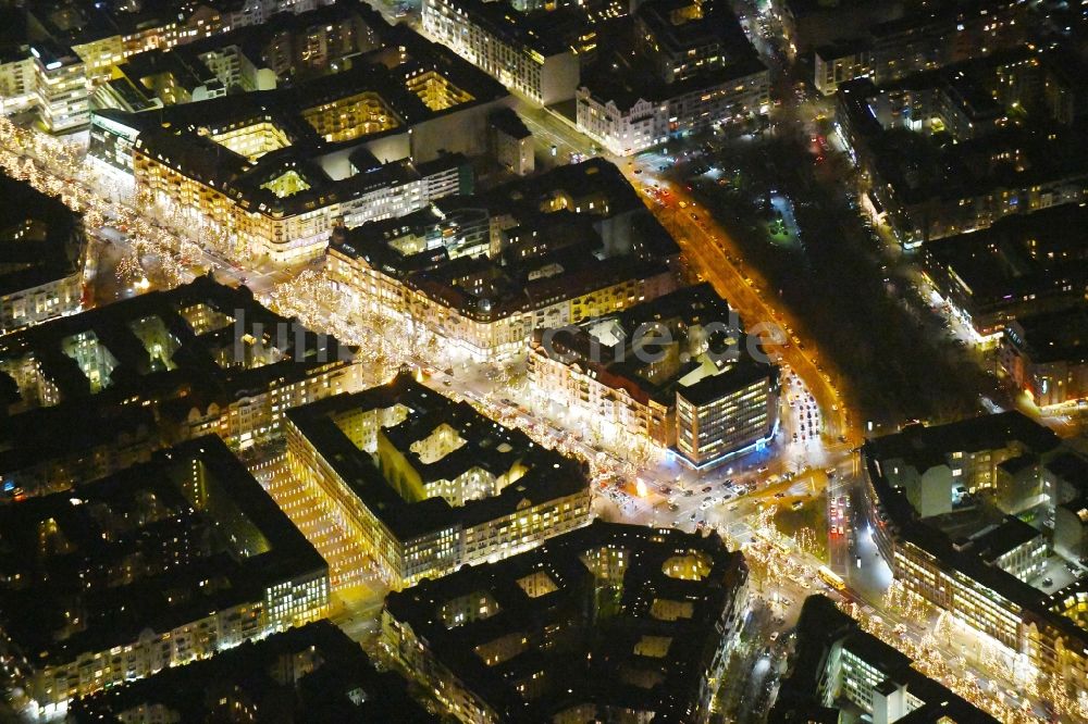 Berlin bei Nacht aus der Vogelperspektive: Nachtluftbild Straßenführung der bekannten Flaniermeile und Einkaufsstraße Kurfürstendamm - Olivaer Platz im Ortsteil Charlottenburg in Berlin, Deutschland