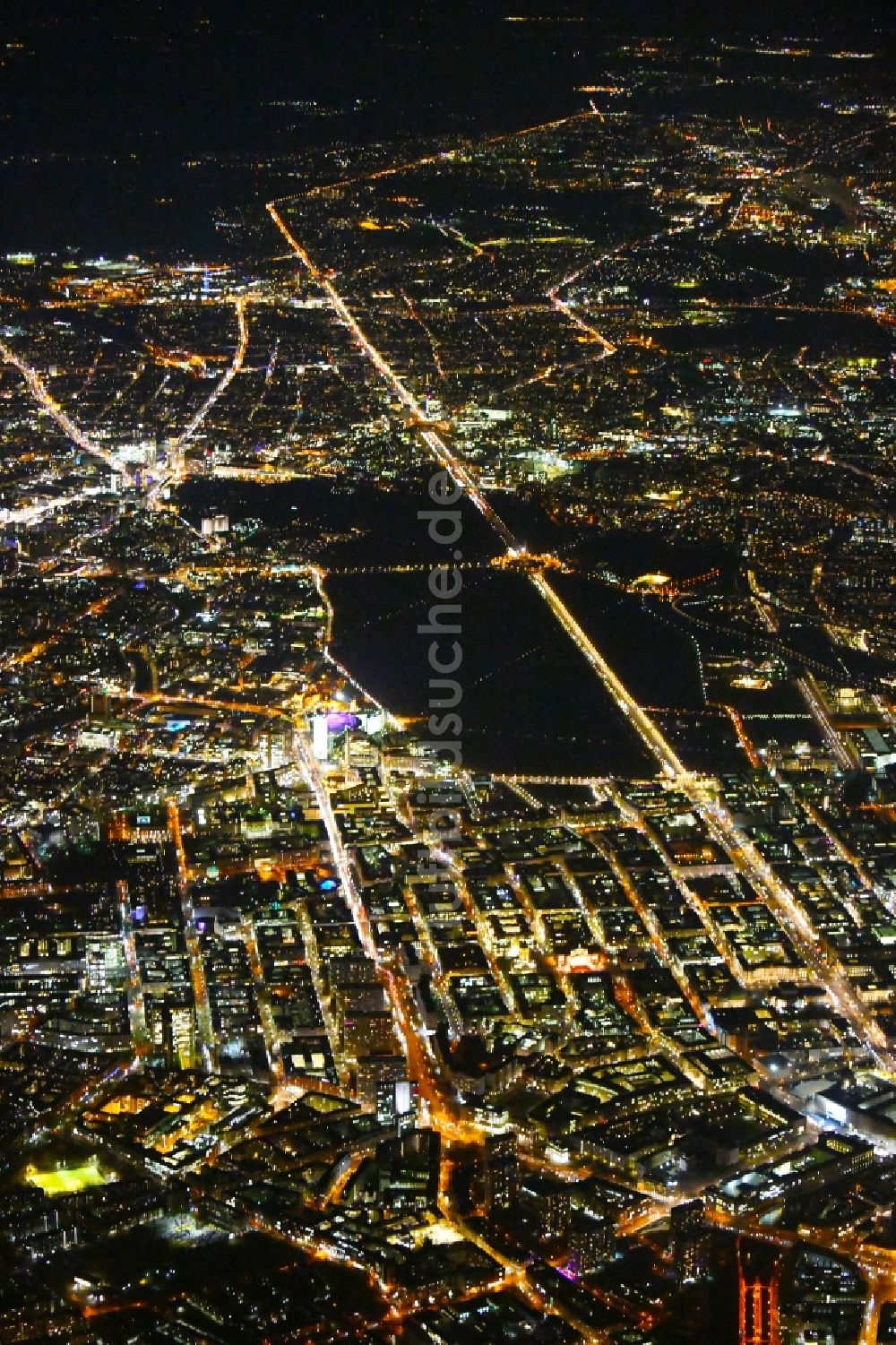 Berlin bei Nacht aus der Vogelperspektive: Nachtluftbild Straßenführung der bekannten Flaniermeile und Einkaufsstraße Leipziger Straße - Friedrichstraße - Unter den Linden - Str. des 17.Juni im Ortsteil Mitte in Berlin, Deutschland