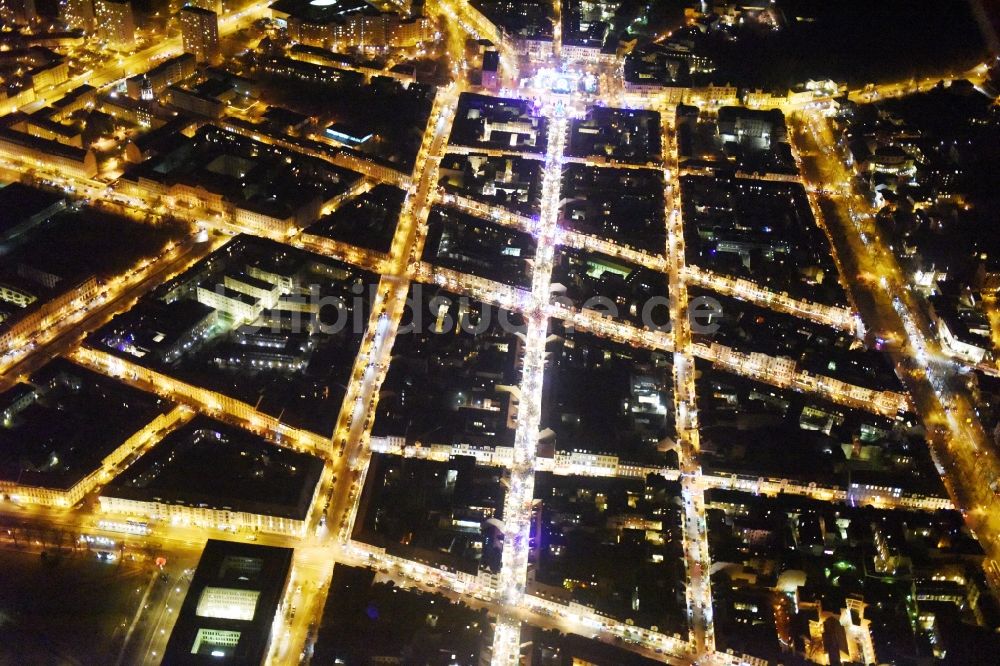 Potsdam bei Nacht aus der Vogelperspektive: Nachtluftbild Straßenführung der bekannten Flaniermeile und Einkaufsstraße Luisenplatz - Brandenburger Straße - Am Bassinplatz in Potsdam im Bundesland Brandenburg