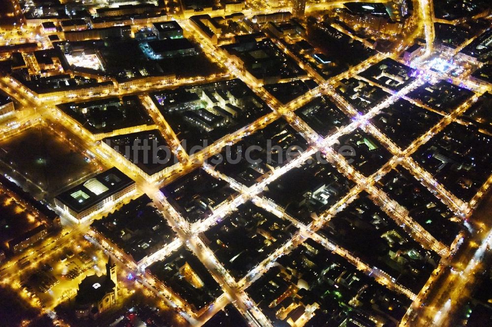 Potsdam bei Nacht von oben - Nachtluftbild Straßenführung der bekannten Flaniermeile und Einkaufsstraße Luisenplatz - Brandenburger Straße - Am Bassinplatz in Potsdam im Bundesland Brandenburg