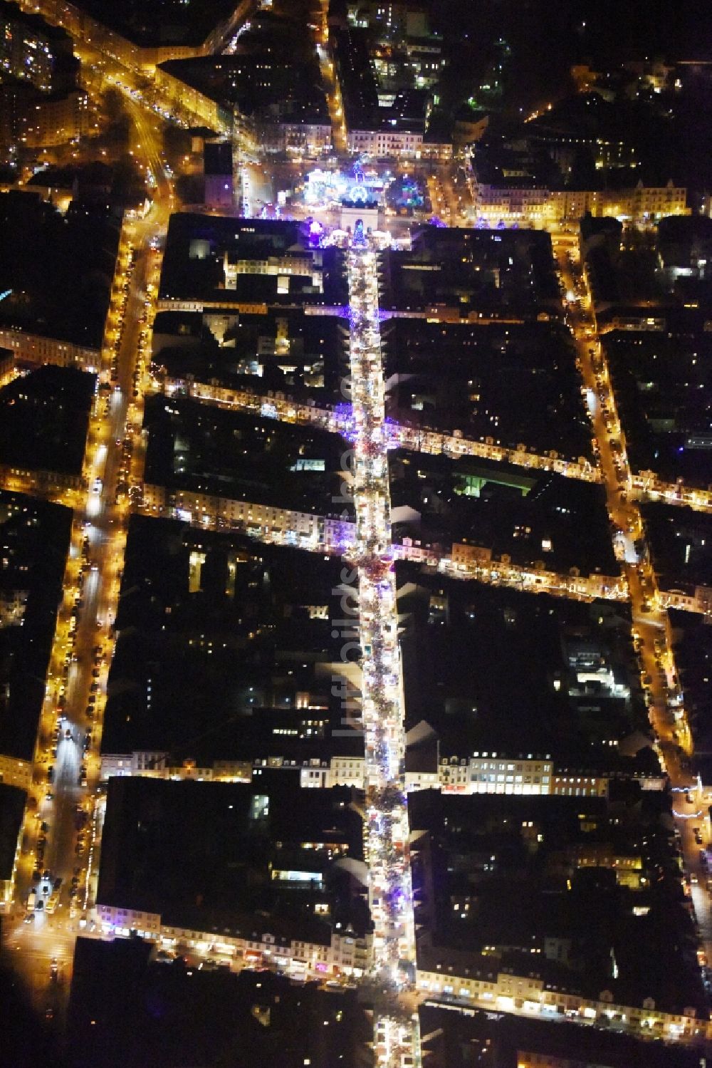 Potsdam bei Nacht aus der Vogelperspektive: Nachtluftbild Straßenführung der bekannten Flaniermeile und Einkaufsstraße Luisenplatz - Brandenburger Straße - Am Bassinplatz in Potsdam im Bundesland Brandenburg