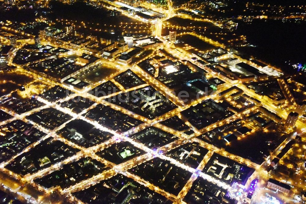 Nacht-Luftaufnahme Potsdam - Nachtluftbild Straßenführung der bekannten Flaniermeile und Einkaufsstraße Luisenplatz - Brandenburger Straße - Am Bassinplatz in Potsdam im Bundesland Brandenburg