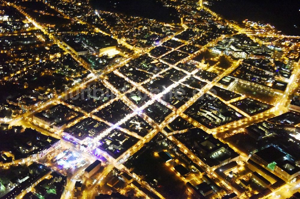 Potsdam bei Nacht aus der Vogelperspektive: Nachtluftbild Straßenführung der bekannten Flaniermeile und Einkaufsstraße Luisenplatz - Brandenburger Straße - Am Bassinplatz in Potsdam im Bundesland Brandenburg