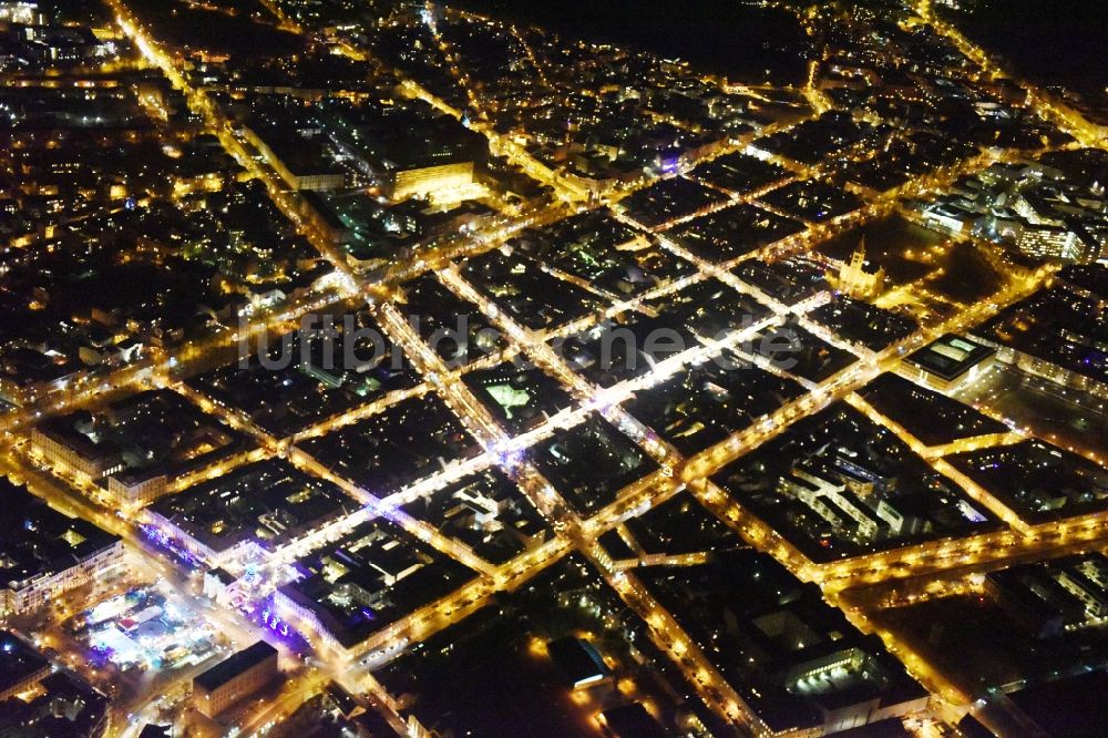 Nachtluftbild Potsdam - Nachtluftbild Straßenführung der bekannten Flaniermeile und Einkaufsstraße Luisenplatz - Brandenburger Straße - Am Bassinplatz in Potsdam im Bundesland Brandenburg