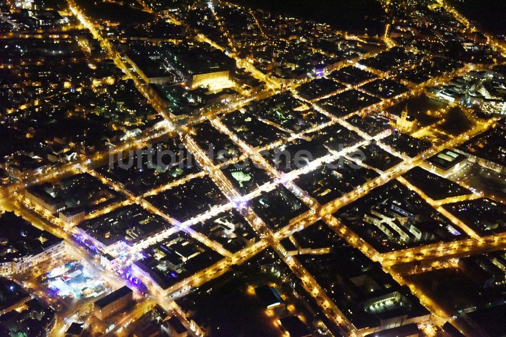 Potsdam bei Nacht von oben - Nachtluftbild Straßenführung der bekannten Flaniermeile und Einkaufsstraße Luisenplatz - Brandenburger Straße - Am Bassinplatz in Potsdam im Bundesland Brandenburg