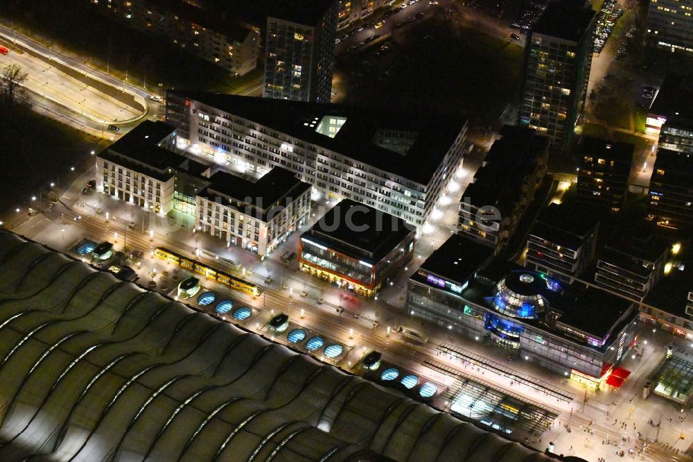 Dresden bei Nacht aus der Vogelperspektive: Nachtluftbild Straßenführung der bekannten Flaniermeile und Einkaufsstraße PRAGER CARREE im Ortsteil Altstadt in Dresden im Bundesland Sachsen, Deutschland