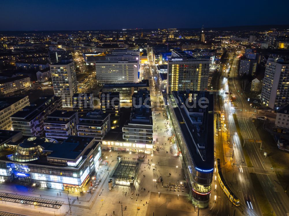 Dresden bei Nacht aus der Vogelperspektive: Nachtluftbild Straßenführung der bekannten Flaniermeile und Einkaufsstraße Prager Straße im Ortsteil Seevorstadt West in Dresden im Bundesland Sachsen, Deutschland