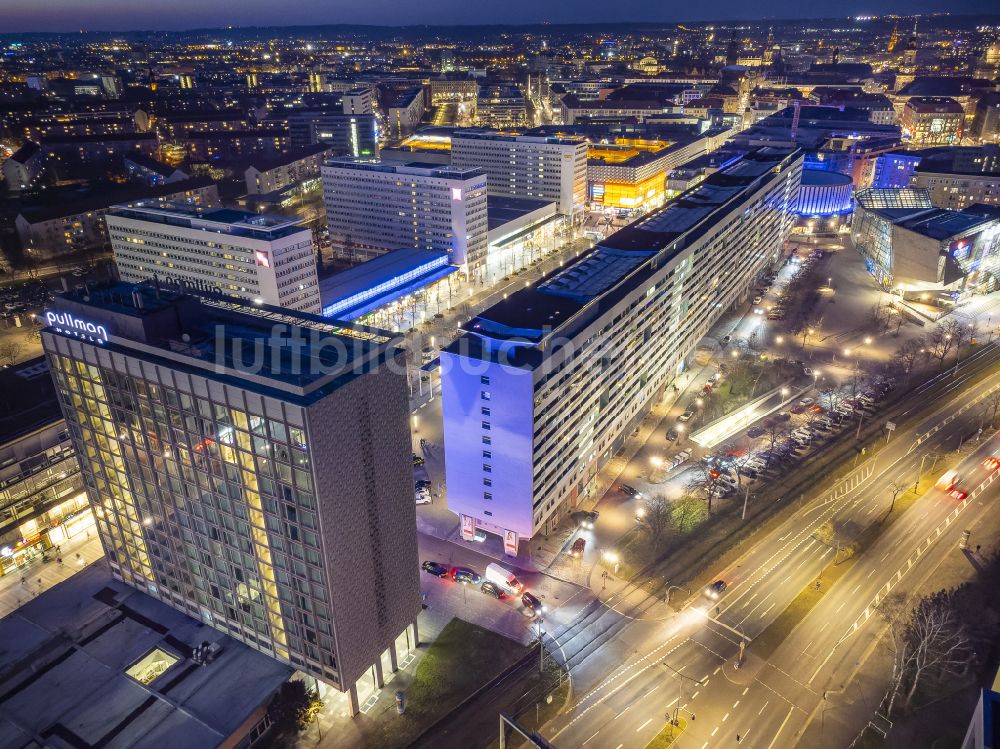 Nachtluftbild Dresden - Nachtluftbild Straßenführung der bekannten Flaniermeile und Einkaufsstraße Prager Straße im Ortsteil Seevorstadt West in Dresden im Bundesland Sachsen, Deutschland