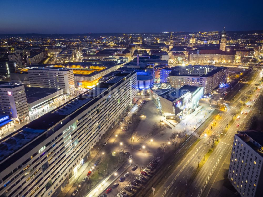 Nacht-Luftaufnahme Dresden - Nachtluftbild Straßenführung der bekannten Flaniermeile und Einkaufsstraße Prager Straße im Ortsteil Seevorstadt West in Dresden im Bundesland Sachsen, Deutschland