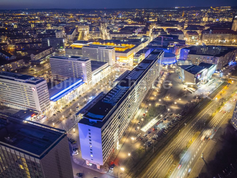 Dresden bei Nacht von oben - Nachtluftbild Straßenführung der bekannten Flaniermeile und Einkaufsstraße Prager Straße im Ortsteil Seevorstadt West in Dresden im Bundesland Sachsen, Deutschland