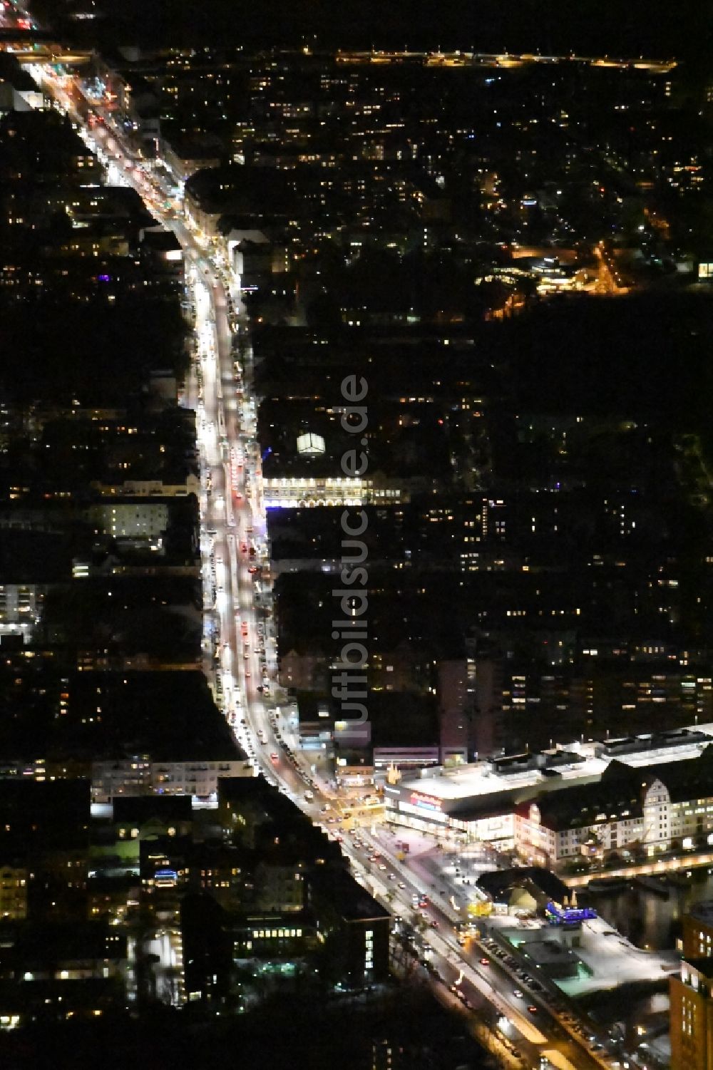 Berlin bei Nacht von oben - Nachtluftbild Straßenführung der bekannten Flaniermeile und Einkaufsstraße Tempelhofer Damm im Ortsteil Tempelhof in Berlin