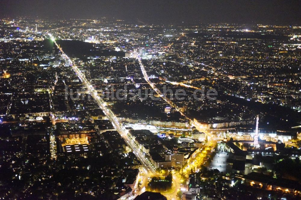 Berlin bei Nacht von oben - Nachtluftbild Straßenführung der bekannten Flaniermeile und Einkaufsstraße Theodor-Heuss-Platz - Kaiserdamm-Masurenallee in Berlin