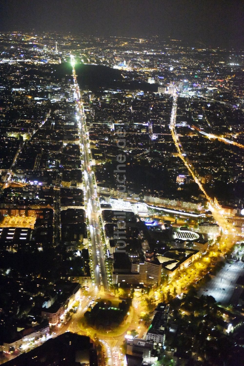 Berlin bei Nacht aus der Vogelperspektive: Nachtluftbild Straßenführung der bekannten Flaniermeile und Einkaufsstraße Theodor-Heuss-Platz - Kaiserdamm-Masurenallee in Berlin