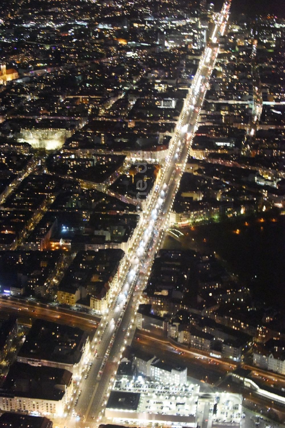 Nacht-Luftaufnahme Berlin - Nachtluftbild Straßenführung der bekannten Flaniermeile und Einkaufsstraße Theodor-Heuss-Platz - Kaiserdamm-Masurenallee in Berlin