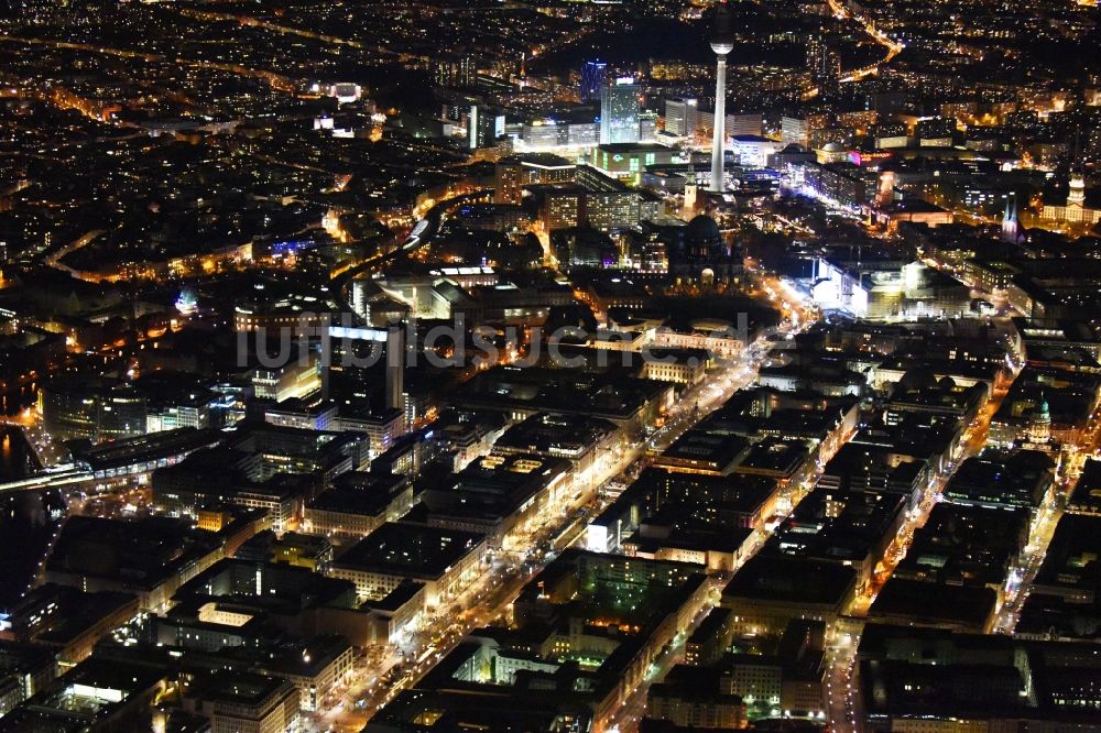 Nacht-Luftaufnahme Berlin - Nachtluftbild Straßenführung der bekannten Flaniermeile und Einkaufsstraße Unter den Linden