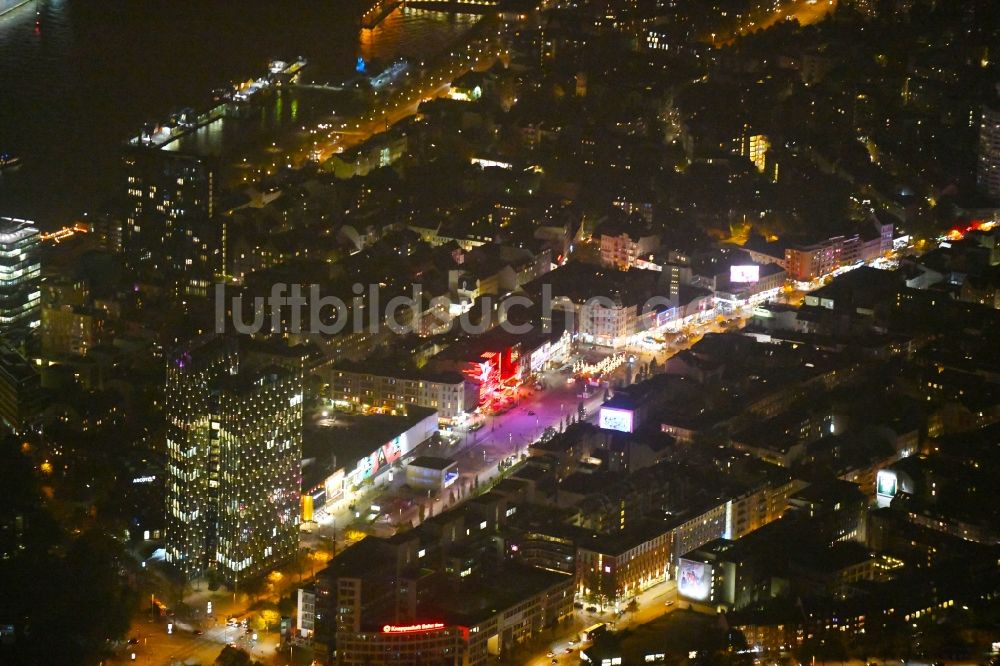 Hamburg bei Nacht von oben - Nachtluftbild Straßenführung der bekannten Flaniermeile Große Freiheit in Hamburg