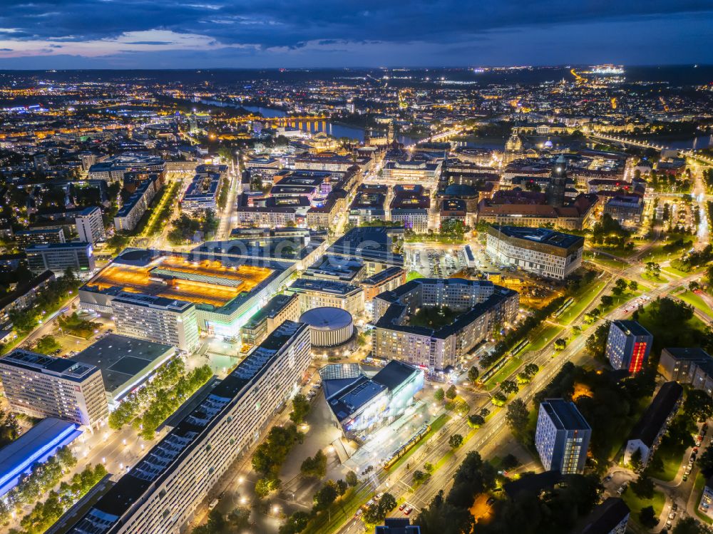 Dresden bei Nacht von oben - Nachtluftbild Straßenführung der Flaniermeile in Dresden im Bundesland Sachsen, Deutschland