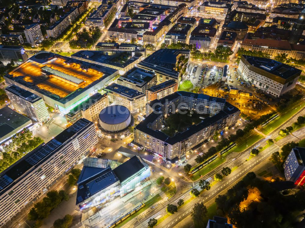 Dresden bei Nacht aus der Vogelperspektive: Nachtluftbild Straßenführung der Flaniermeile in Dresden im Bundesland Sachsen, Deutschland