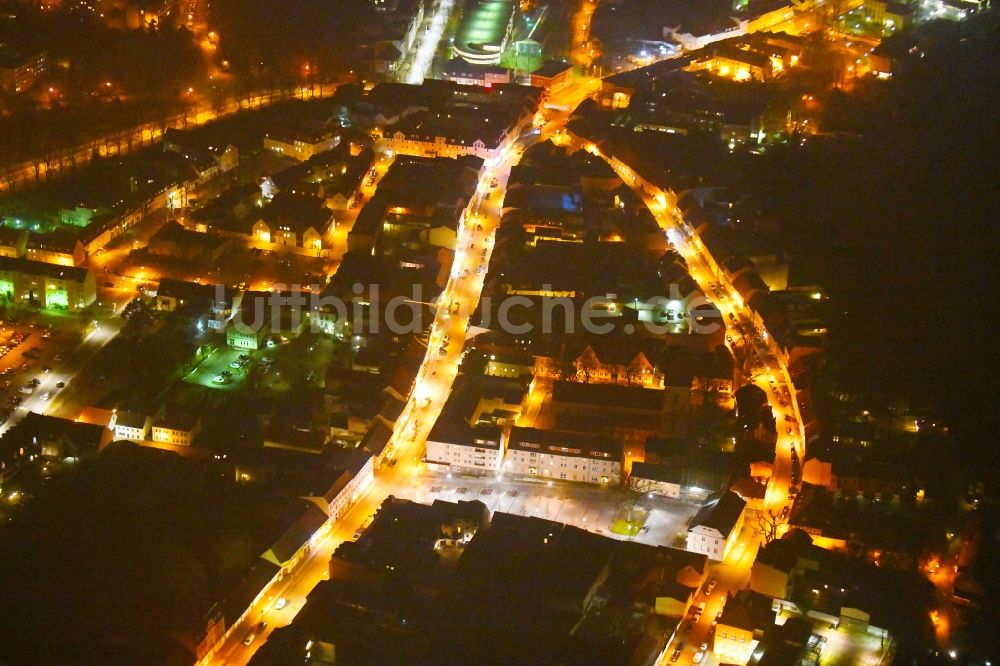 Strausberg bei Nacht aus der Vogelperspektive: Nachtluftbild Straßenführung Große Straße in Strausberg im Bundesland Brandenburg, Deutschland