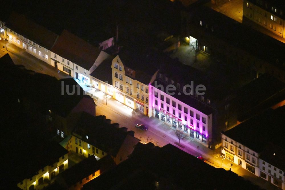 Nacht-Luftaufnahme Strausberg - Nachtluftbild Straßenführung Große Straße in Strausberg im Bundesland Brandenburg, Deutschland