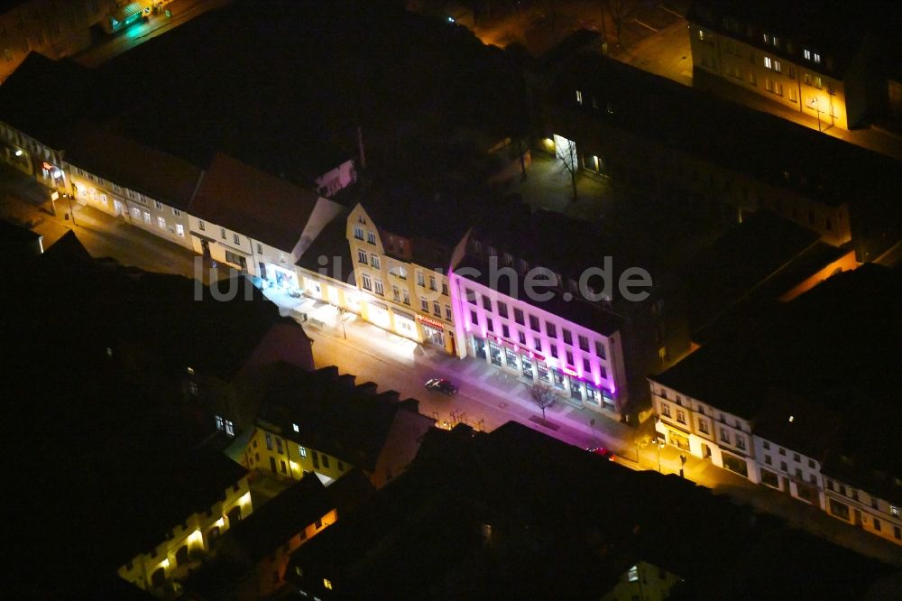 Strausberg bei Nacht von oben - Nachtluftbild Straßenführung Große Straße in Strausberg im Bundesland Brandenburg, Deutschland