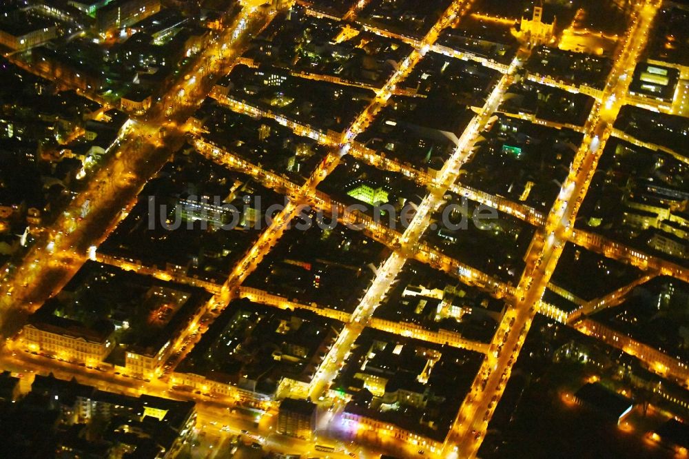 Potsdam bei Nacht aus der Vogelperspektive: Nachtluftbild Straßenführung Gutenbergstraße - Brandenburger Straße - Charlottenstraße im Ortsteil Innenstadt in Potsdam im Bundesland Brandenburg, Deutschland