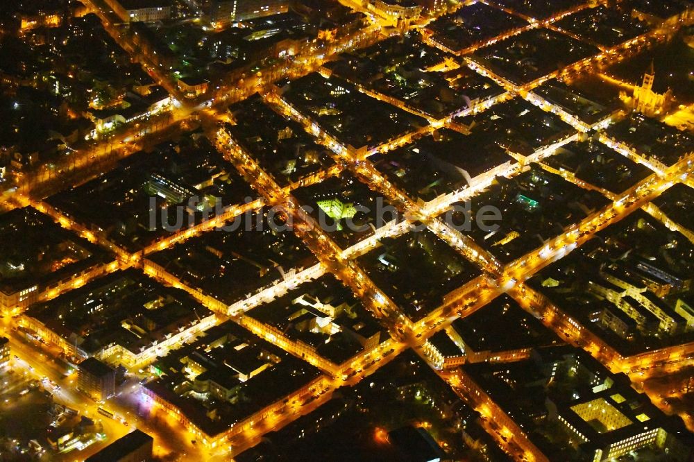 Potsdam bei Nacht von oben - Nachtluftbild Straßenführung Gutenbergstraße - Brandenburger Straße - Charlottenstraße im Ortsteil Innenstadt in Potsdam im Bundesland Brandenburg, Deutschland