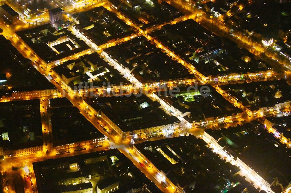 Potsdam bei Nacht von oben - Nachtluftbild Straßenführung Gutenbergstraße - Brandenburger Straße - Charlottenstraße im Ortsteil Innenstadt in Potsdam im Bundesland Brandenburg, Deutschland