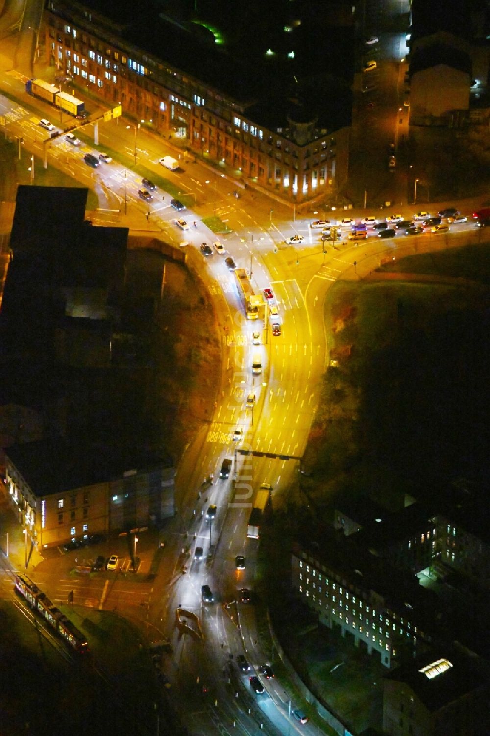 Nacht-Luftaufnahme Halle (Saale) - Nachtluftbild Straßenführung Hallorenring in Halle (Saale) im Bundesland Sachsen-Anhalt, Deutschland