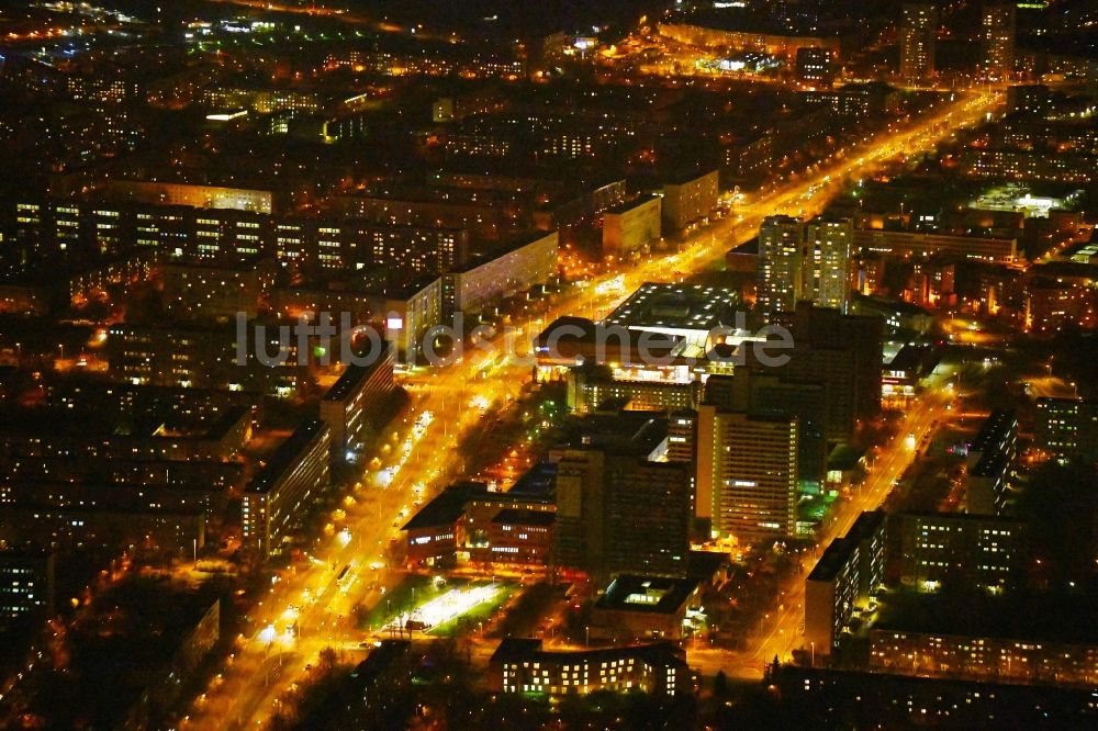 Halle (Saale) bei Nacht von oben - Nachtluftbild Straßenführung Magistrale Halle- Neustadt in Halle (Saale) im Bundesland Sachsen-Anhalt, Deutschland