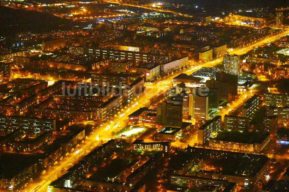 Halle (Saale) bei Nacht aus der Vogelperspektive: Nachtluftbild Straßenführung Magistrale Halle- Neustadt in Halle (Saale) im Bundesland Sachsen-Anhalt, Deutschland