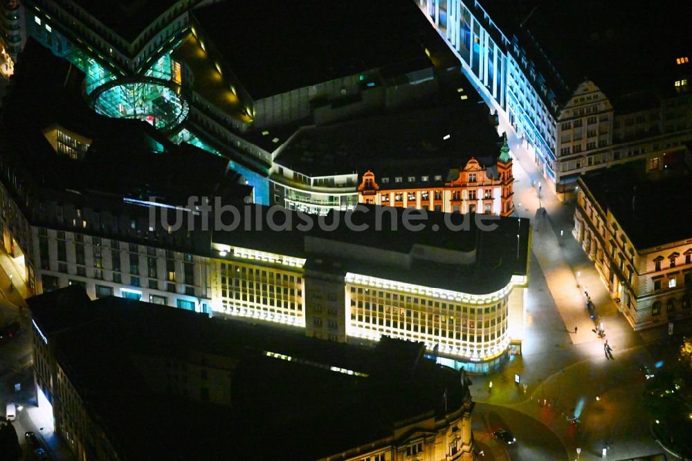 Leipzig bei Nacht aus der Vogelperspektive: Nachtluftbild Straßenführung Markgrafenstraße - Schloßgasse - Schillerstraße - Peterstraße in Leipzig im Bundesland Sachsen, Deutschland