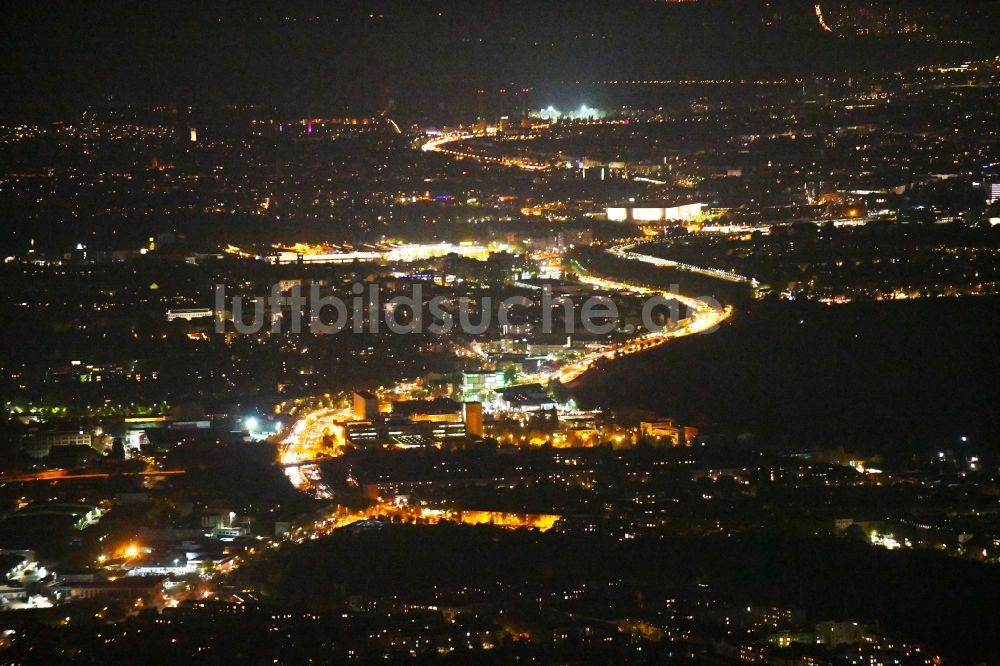 Berlin bei Nacht aus der Vogelperspektive: Nachtluftbild Straßenführung der Stadtautobahn A100 im Ortsteil Tempelhof in Berlin, Deutschland