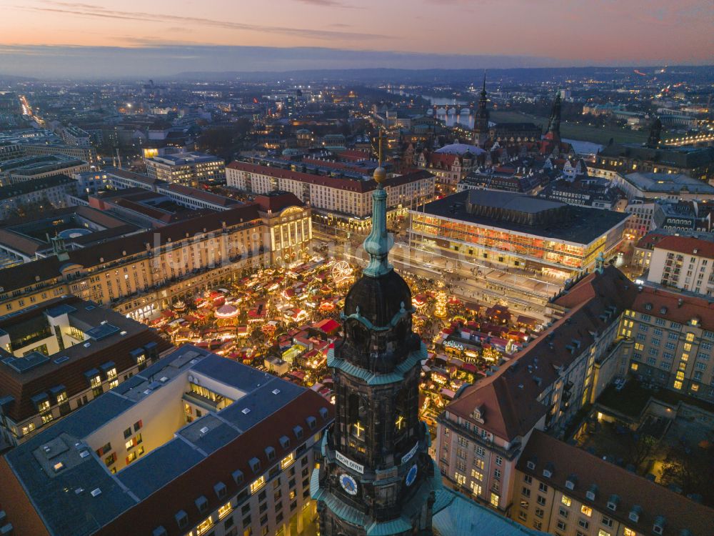 Dresden bei Nacht aus der Vogelperspektive: Nachtluftbild Striezelmarkt auf dem Altmarkt in Dresden im Bundesland Sachsen, Deutschland