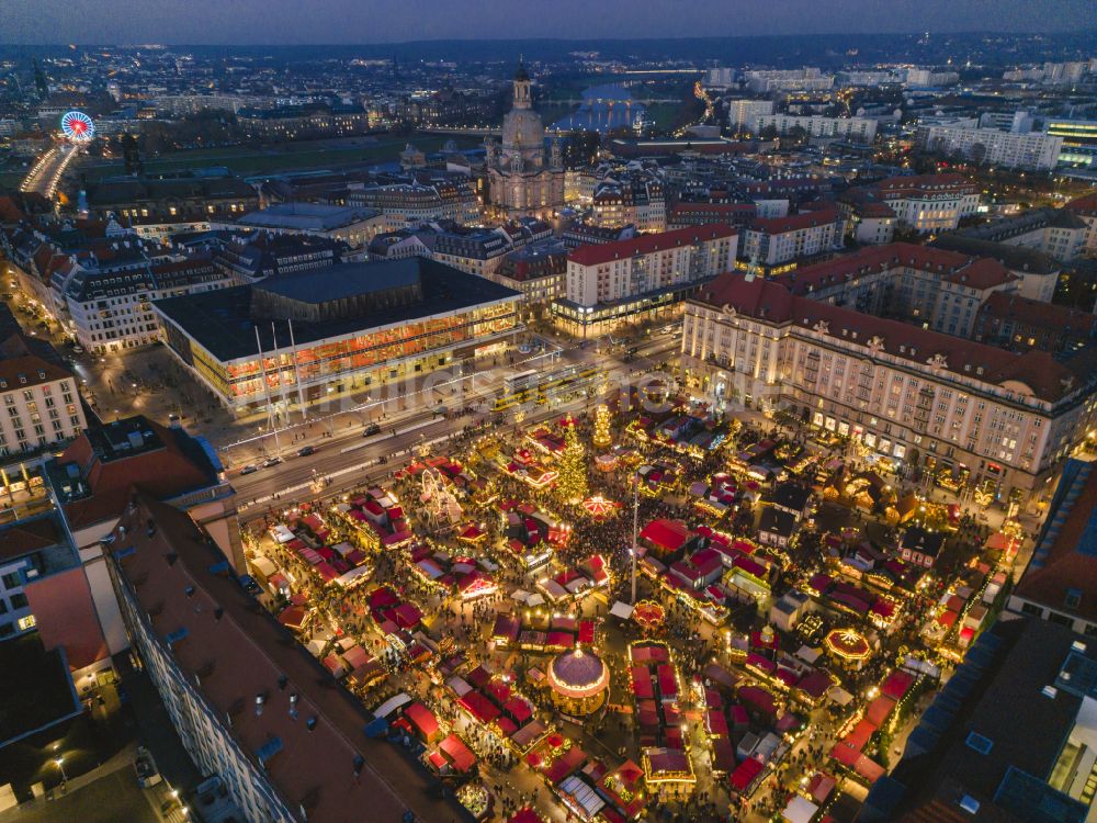 Nachtluftbild Dresden - Nachtluftbild Striezelmarkt auf dem Altmarkt in Dresden im Bundesland Sachsen, Deutschland