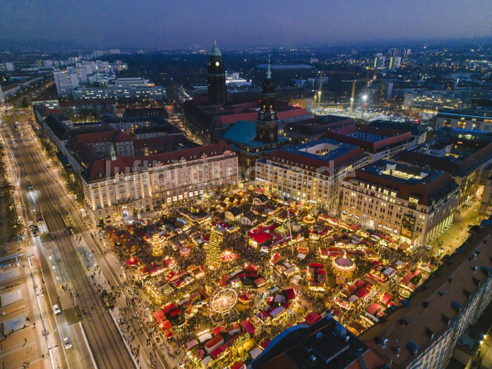 Nacht-Luftaufnahme Dresden - Nachtluftbild Striezelmarkt auf dem Altmarkt in Dresden im Bundesland Sachsen, Deutschland