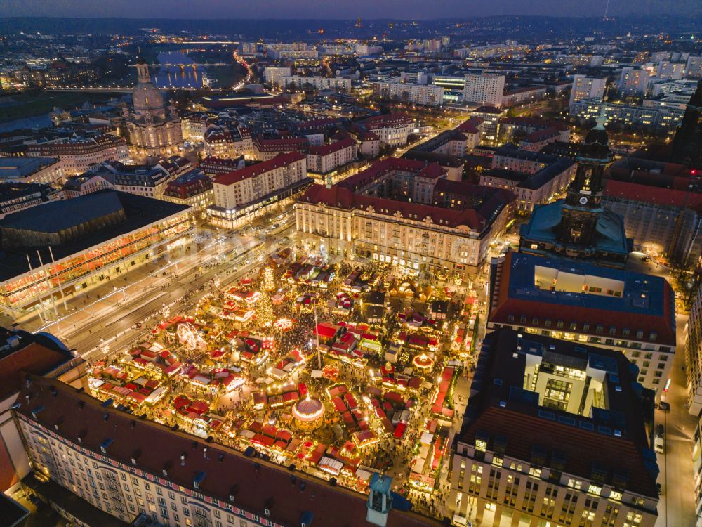 Dresden bei Nacht von oben - Nachtluftbild Striezelmarkt auf dem Altmarkt in Dresden im Bundesland Sachsen, Deutschland