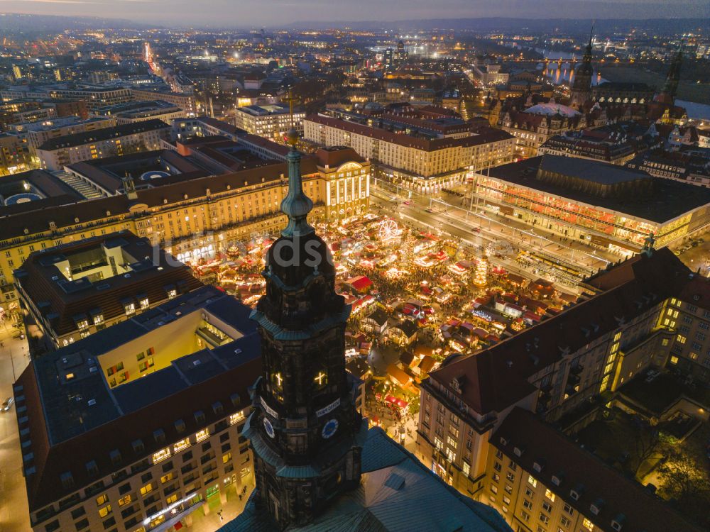 Dresden bei Nacht aus der Vogelperspektive: Nachtluftbild Striezelmarkt auf dem Altmarkt in Dresden im Bundesland Sachsen, Deutschland