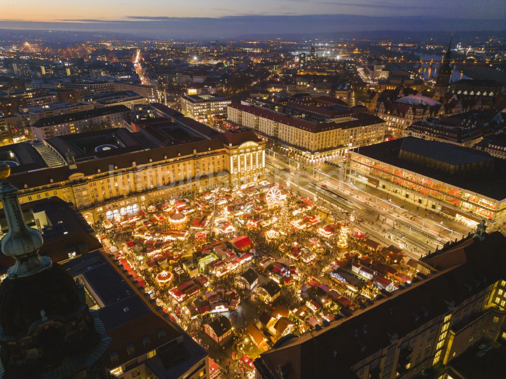 Nachtluftbild Dresden - Nachtluftbild Striezelmarkt auf dem Altmarkt in Dresden im Bundesland Sachsen, Deutschland