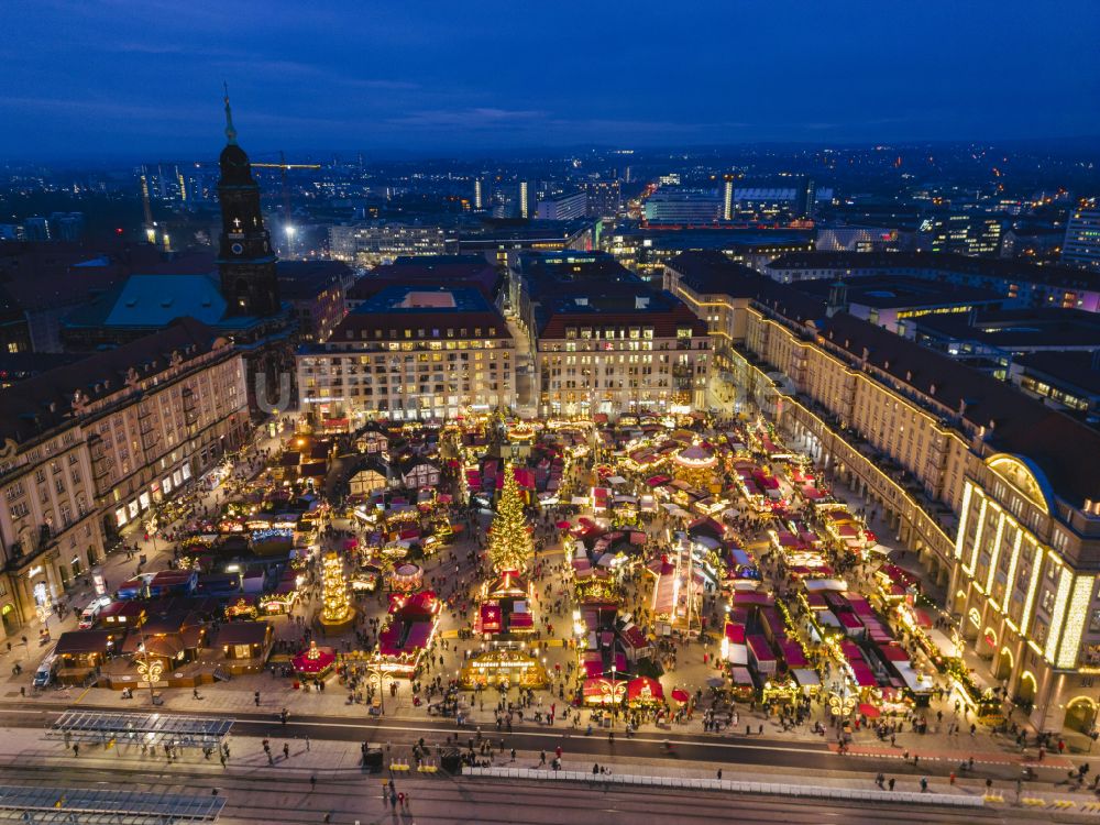 Nacht-Luftaufnahme Dresden - Nachtluftbild Striezelmarkt auf dem Altmarkt in Dresden im Bundesland Sachsen, Deutschland