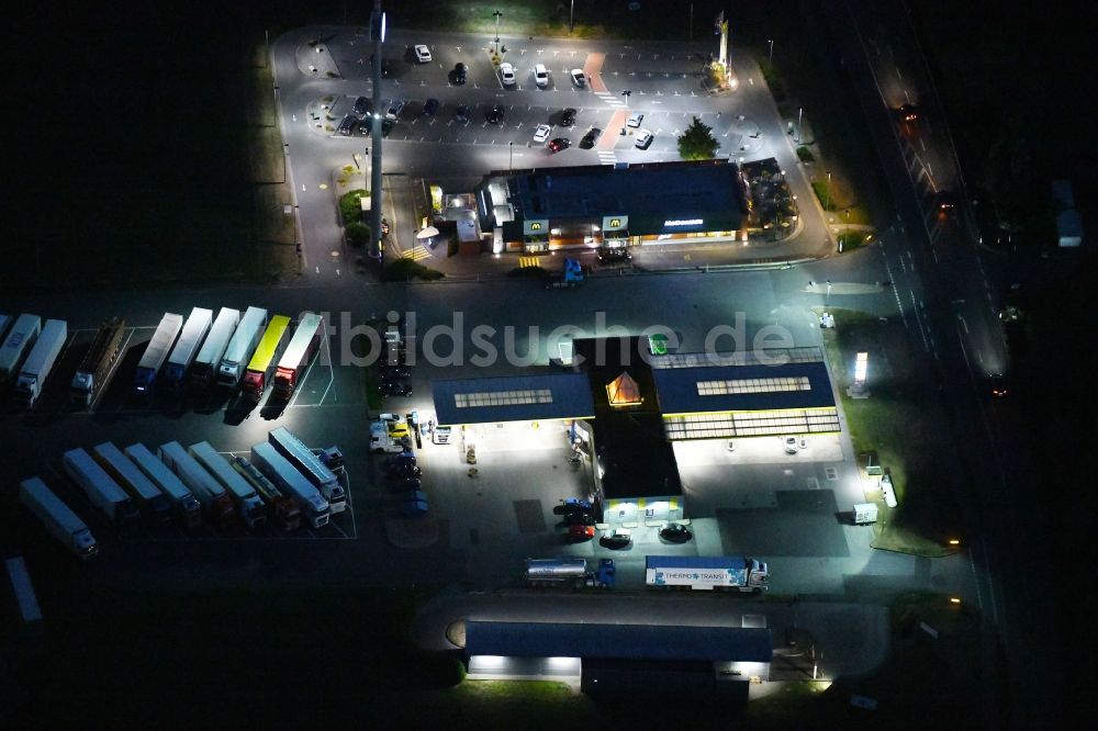 Dissen am Teutoburger Wald bei Nacht von oben - Nachtluftbild Tankstelle zum Verkauf von Benzin und Diesel- Kraftstoffen und Mineralöl- Handel L-Port in Dissen am Teutoburger Wald im Bundesland Niedersachsen, Deutschland