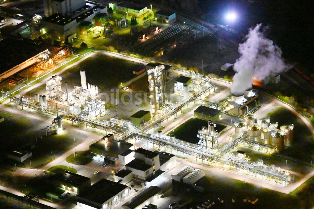 Bernburg (Saale) bei Nacht aus der Vogelperspektive: Nachtluftbild Technische Anlagen im Industriegebiet des Industriepark Solvay in Bernburg (Saale) im Bundesland Sachsen-Anhalt, Deutschland