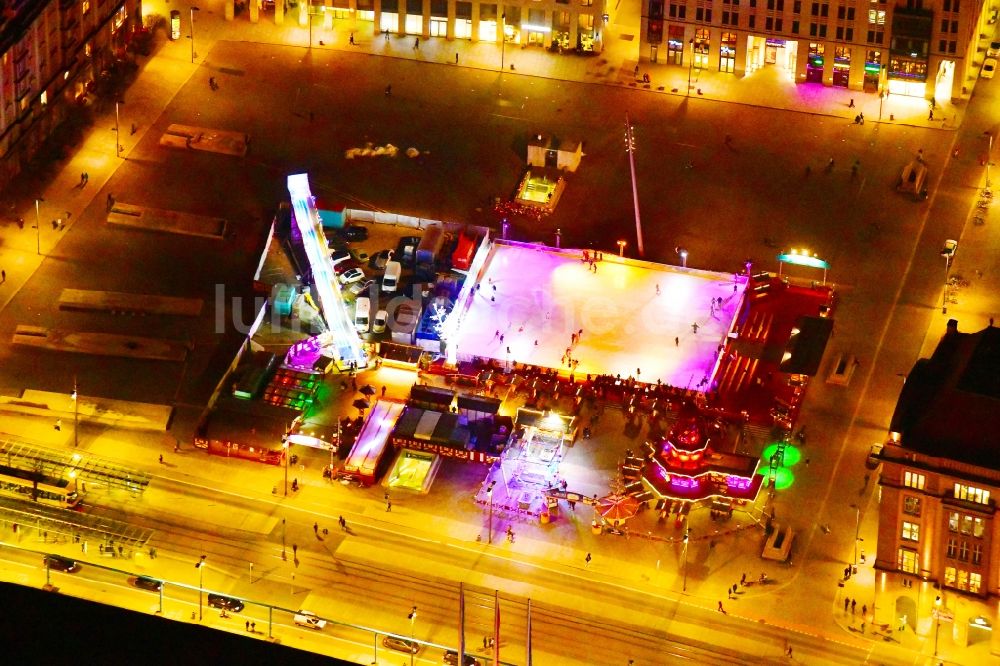 Nacht-Luftaufnahme Dresden - Nachtluftbild Teilnehmer der Sportveranstaltung „Dresdner Winterzauber“ auf dem Altmarkt auf dem Veranstaltungsgelände im Ortsteil Zentrum in Dresden im Bundesland Sachsen, Deutschland