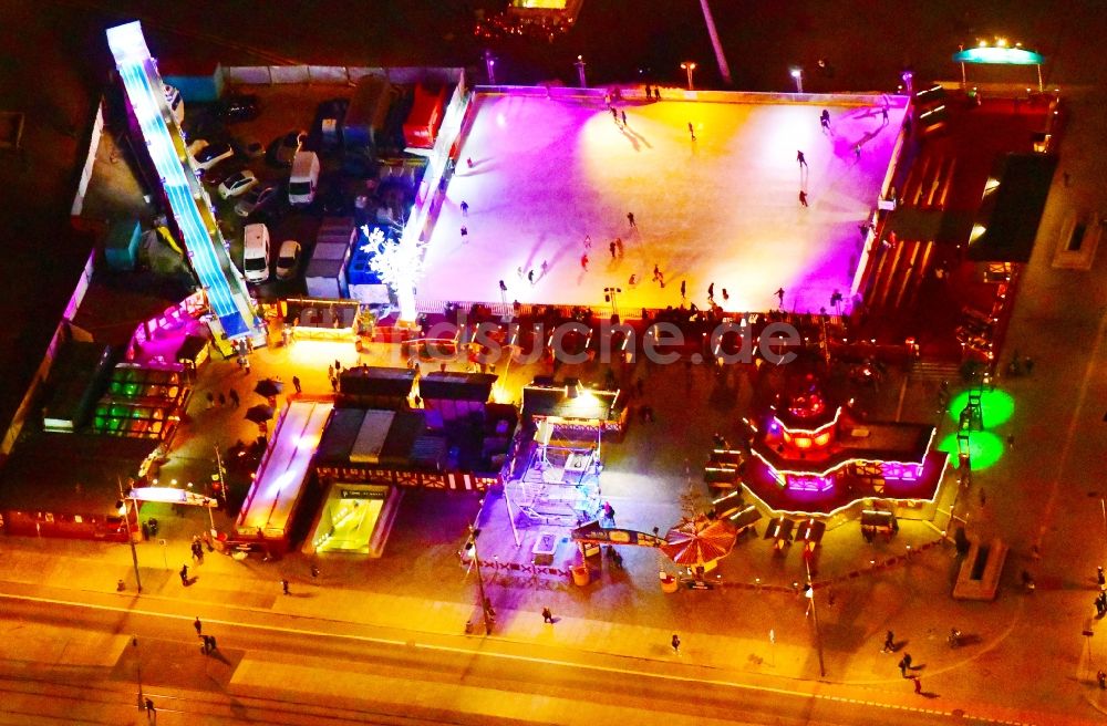 Dresden bei Nacht aus der Vogelperspektive: Nachtluftbild Teilnehmer der Sportveranstaltung „Dresdner Winterzauber“ auf dem Altmarkt auf dem Veranstaltungsgelände im Ortsteil Zentrum in Dresden im Bundesland Sachsen, Deutschland