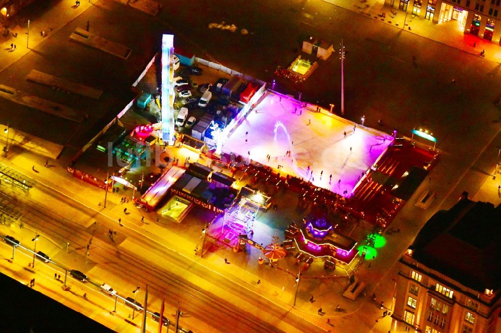 Nachtluftbild Dresden - Nachtluftbild Teilnehmer der Sportveranstaltung „Dresdner Winterzauber“ auf dem Altmarkt auf dem Veranstaltungsgelände im Ortsteil Zentrum in Dresden im Bundesland Sachsen, Deutschland