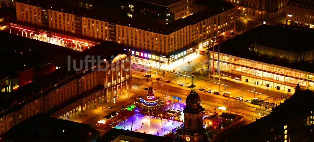 Dresden bei Nacht von oben - Nachtluftbild Teilnehmer der Sportveranstaltung „Dresdner Winterzauber“ auf dem Altmarkt auf dem Veranstaltungsgelände im Ortsteil Zentrum in Dresden im Bundesland Sachsen, Deutschland