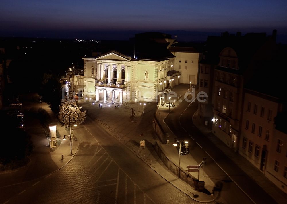 Halle (Saale) bei Nacht von oben - Nachtluftbild Theater Bühnen Halle in Halle (Saale) im Bundesland Sachsen-Anhalt