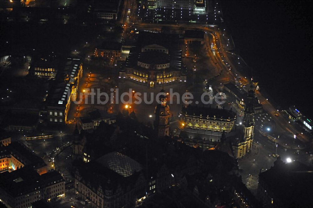 Dresden bei Nacht aus der Vogelperspektive: Theaterplatz in der Altstadt Dresden bei Nacht