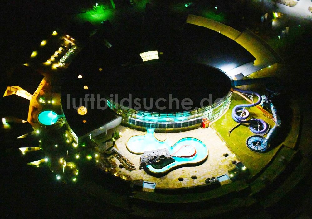 Hohenfelden bei Nacht aus der Vogelperspektive: Nachtluftbild Therme und Schwimmbecken am Freibad der Freizeiteinrichtung in Hohenfelden im Bundesland Thüringen, Deutschland